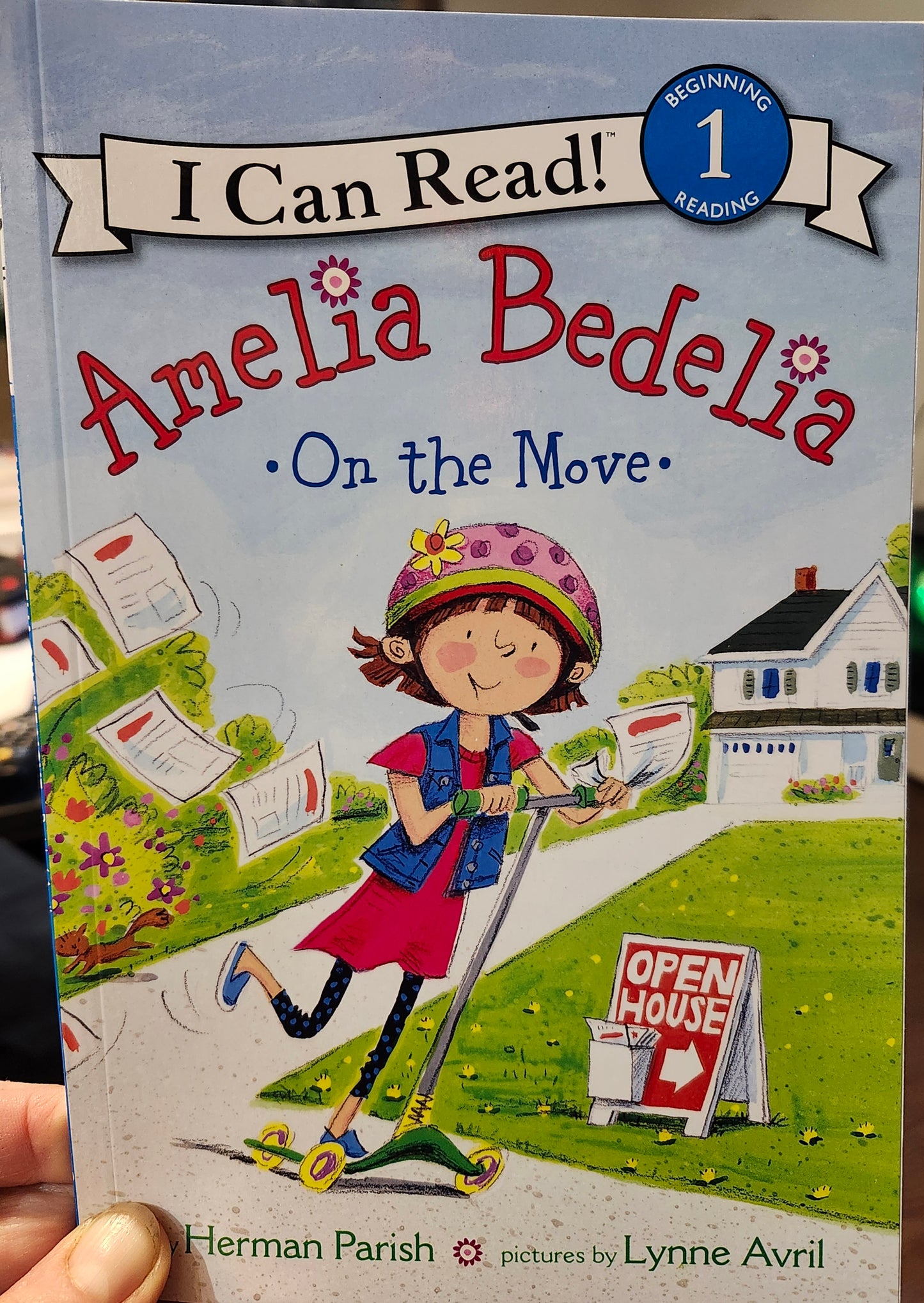 "Amelia Bedelia on the Move" (I Can Read Level 1) by Herman Parish (author), Lynne Avril (Illustrator)