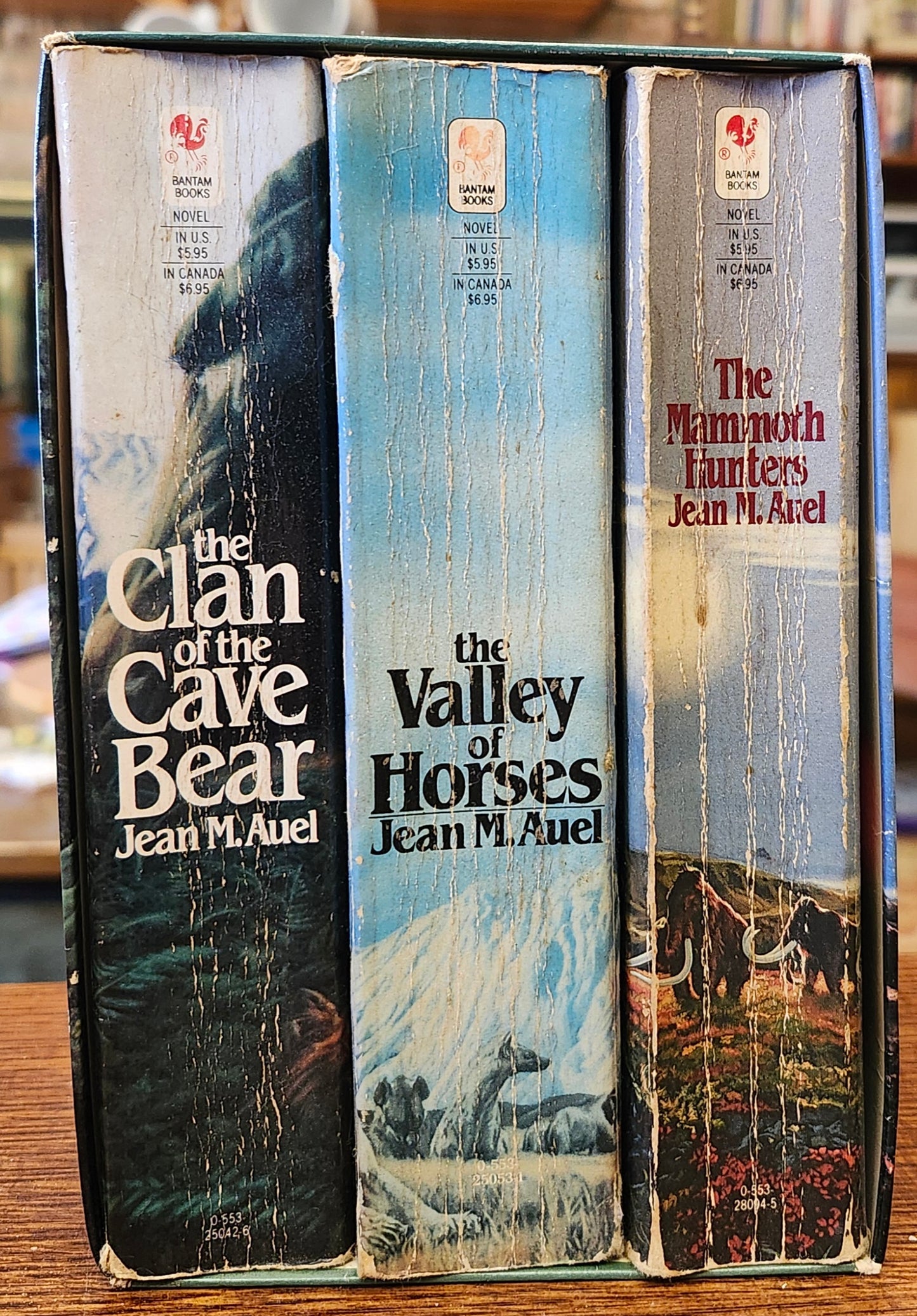 "The Clan of the Cave Bear", "The Valley of Horses", "The Mammoth Hunters" by Jean M. Auel -- Box Set (Earth's Children, Books 1-3)
